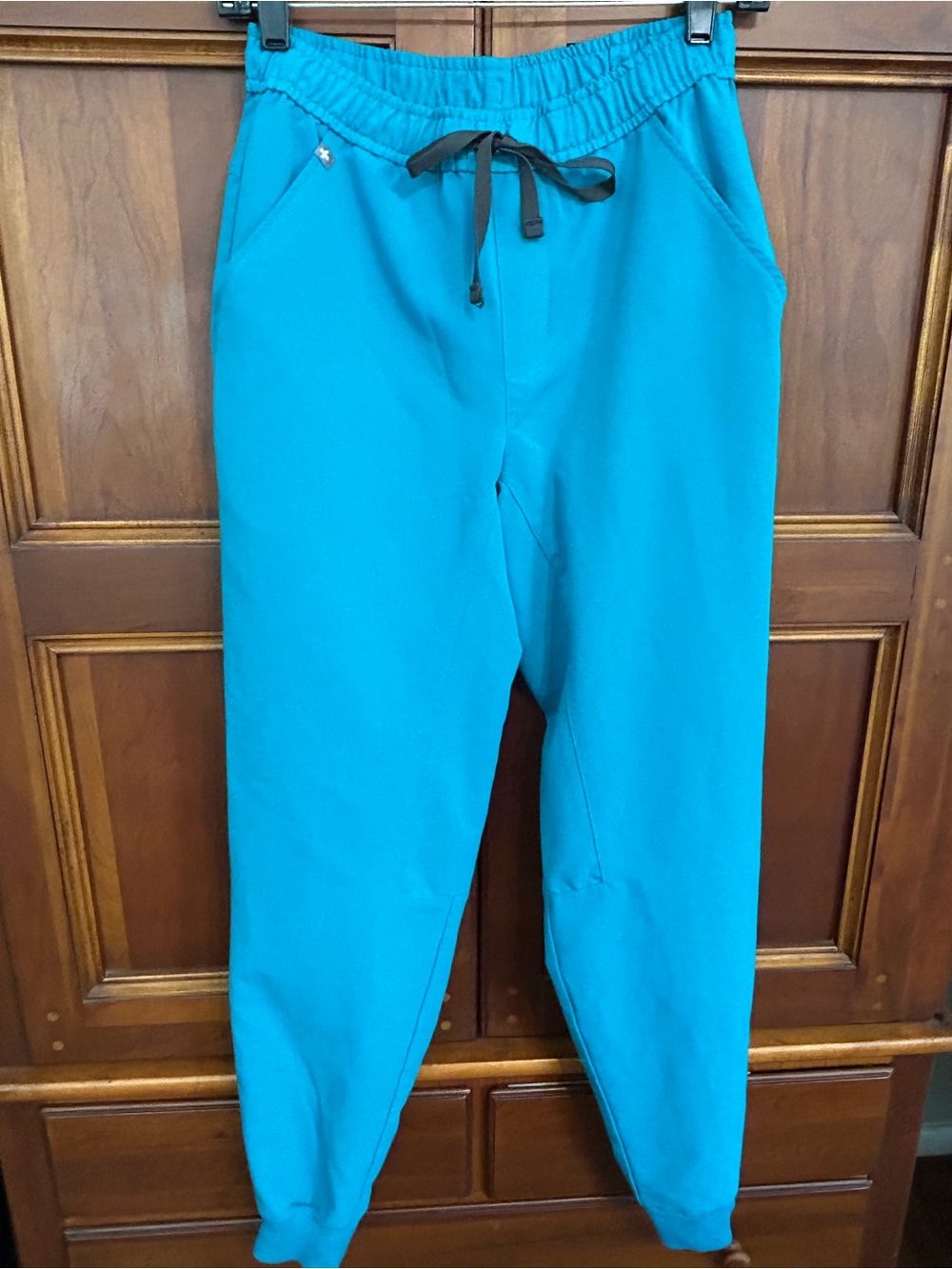 Figs Men's Teal Tansen Joggers Scrub Pants. 
Size Small